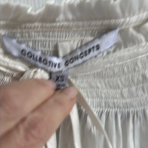 ❤️Collective Concepts Cream Puff Sleeve Blouse with Smocked Bib Collar - Picture 3 of 7